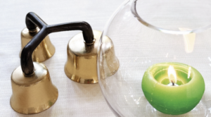 MinistrantInnen-Symbolbild: Kerze und Glöckchen